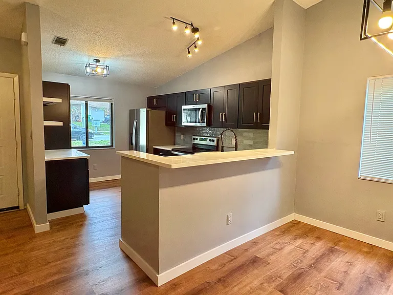 661 N Wildflower Ct — Photo 2