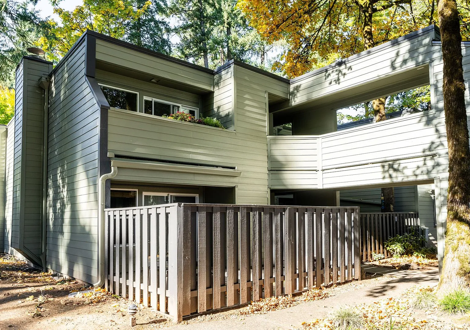 Lake Oswego Condo 2 Bed 1 Bath! — Photo 1