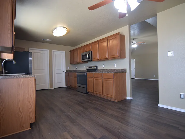 300 Curtis Dr — Photo 7