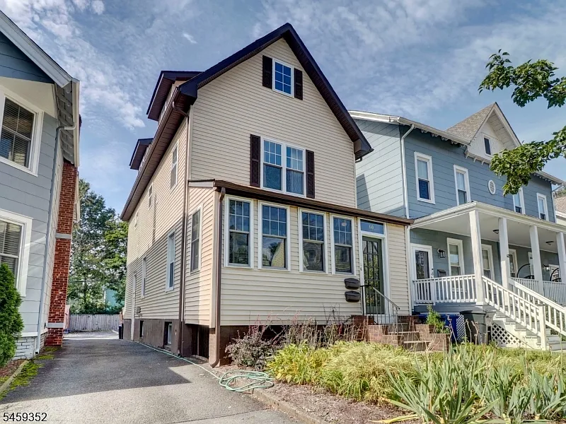 1 bed, 1.0 bath, $2,100 — Photo 2