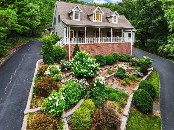 2300 Lubna Dr, Christiansburg, VA 24073