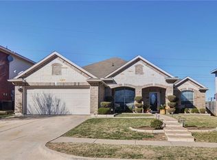 415 Kingfisher Ln, Arlington, TX 76002