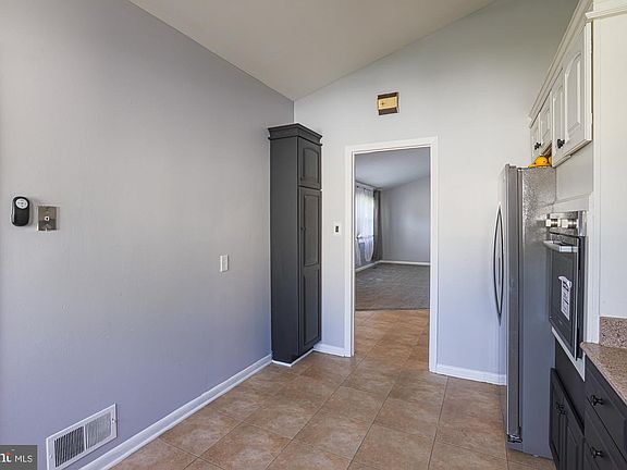 5th image of 803 Woodglen Pl