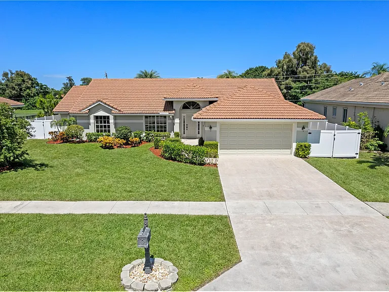 7598 Fairway Trl — Photo 1