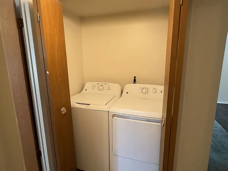 Lakeside Village Apartments — Photo 165