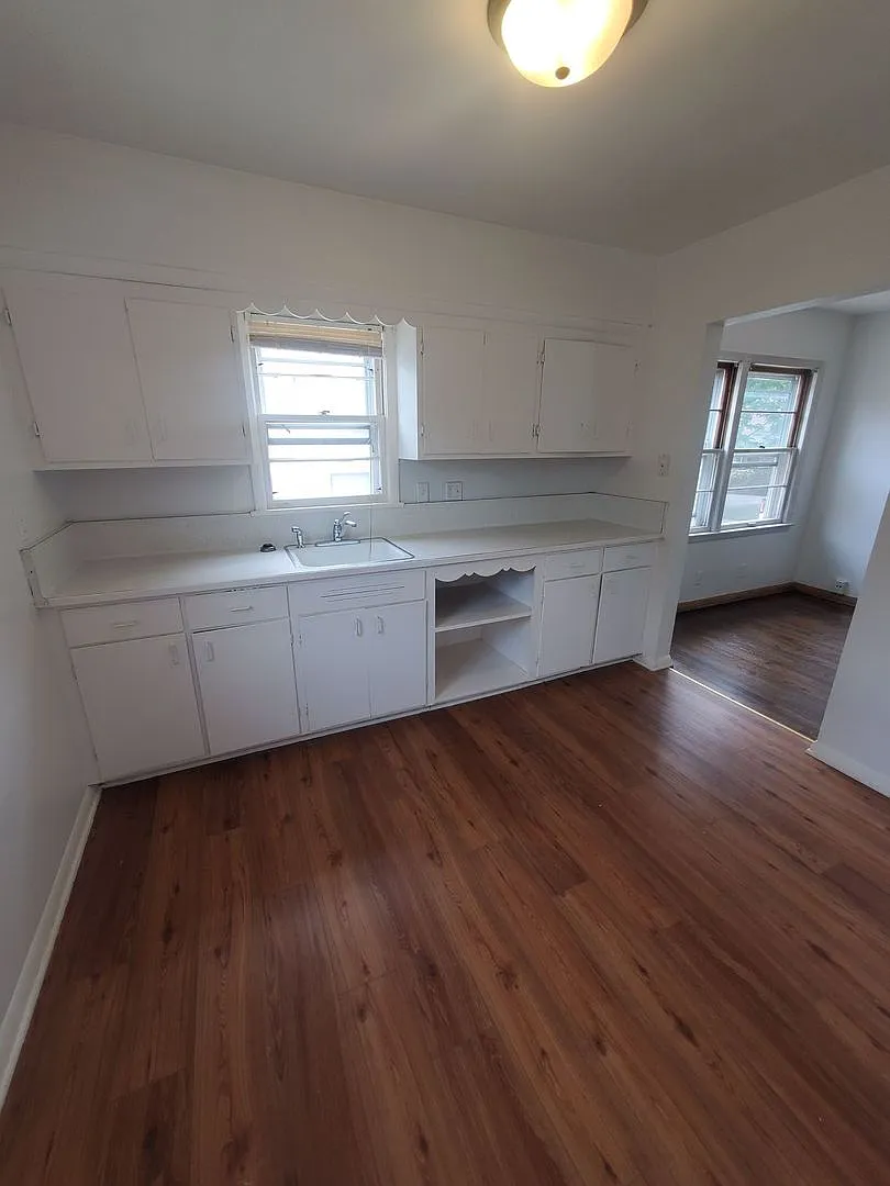 3 Bedroom Single Family — Photo 4