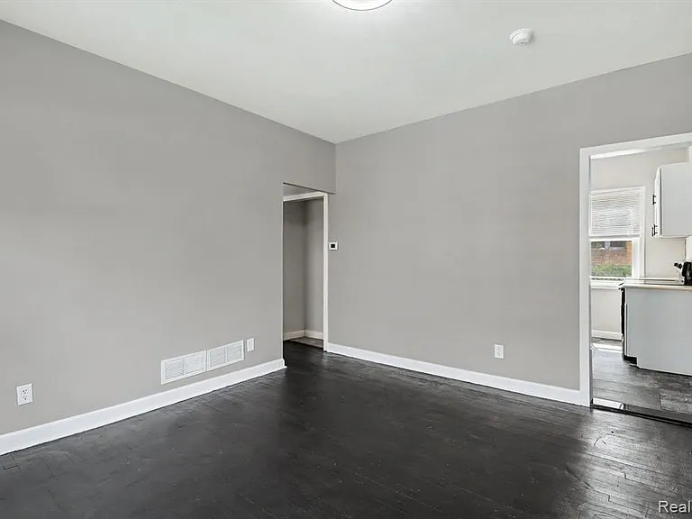 2731 Elmhurst St — Photo 4