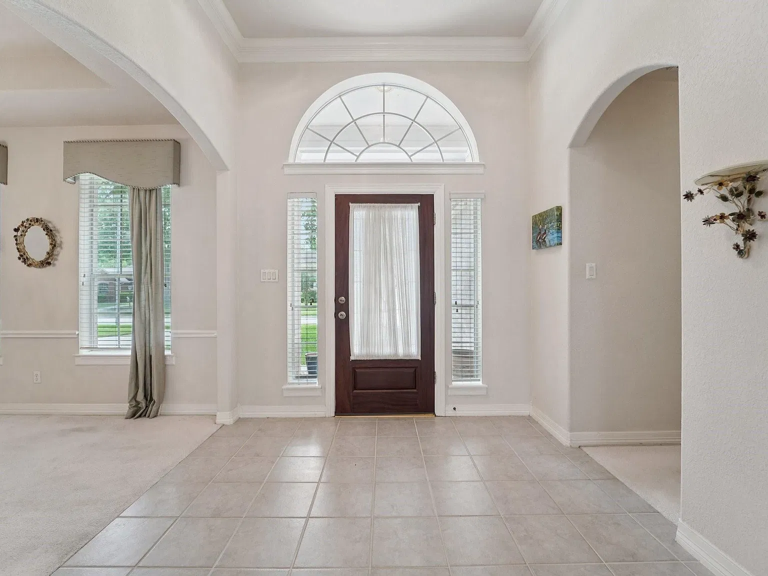 3 bed, 2.0 bath, 2346 sqft, $2,350 — Photo 4