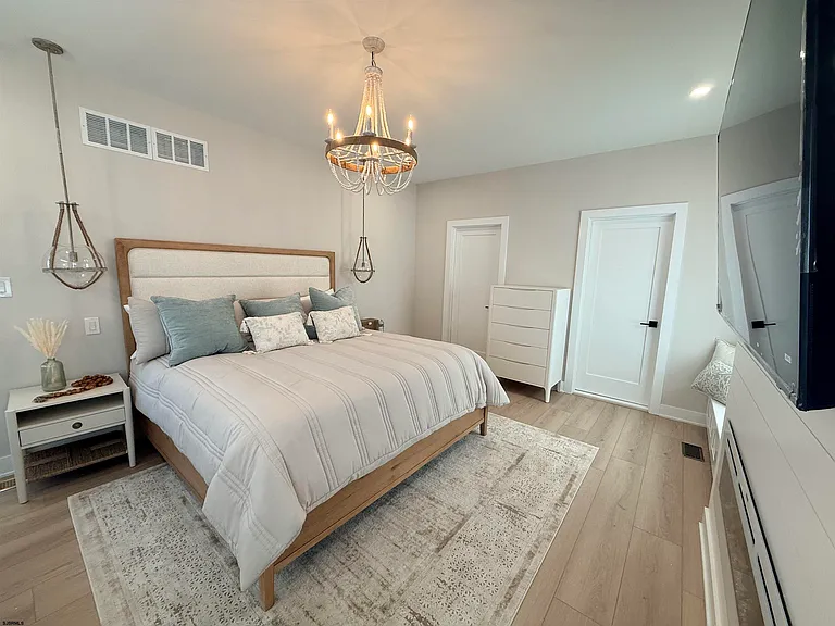105 S Stratford Ave #MONTHLY LEASE JULY — Photo 42