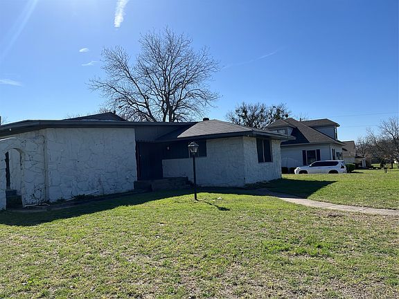 4th image of 1101 S Trinity St