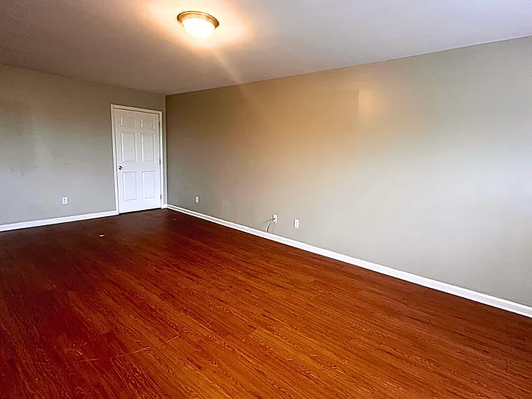 Chilewich Apartments — Photo 9