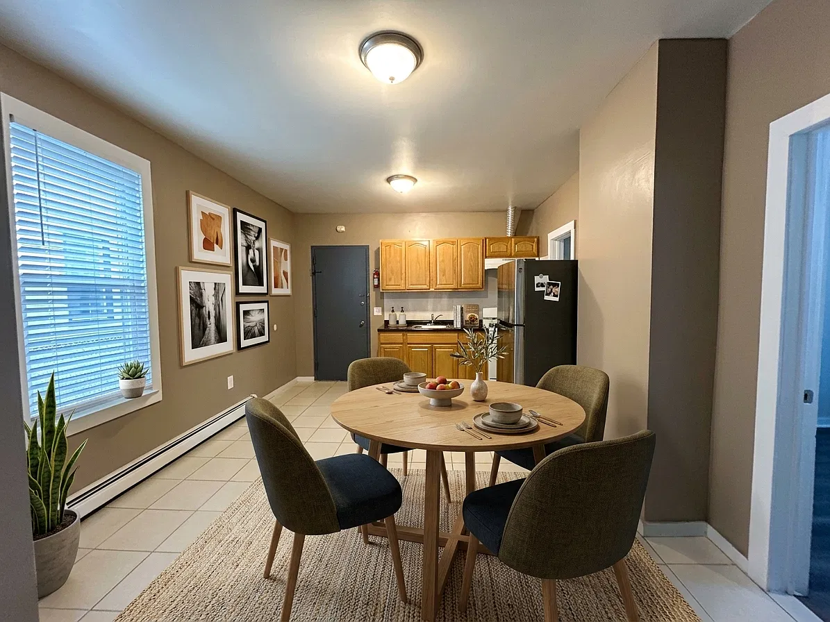 3 bed, 900 sqft, $2,100 — Photo 1