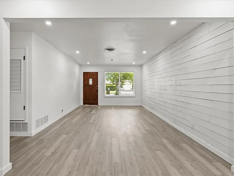317 E Wright Blvd — Photo 7