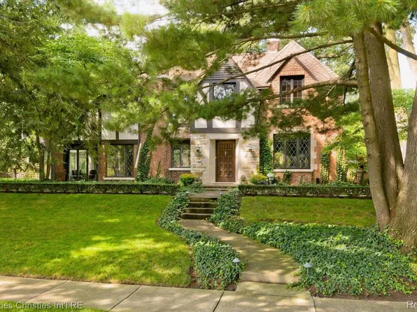 8685 Hendrie Blvd, Huntington Woods, MI 48070