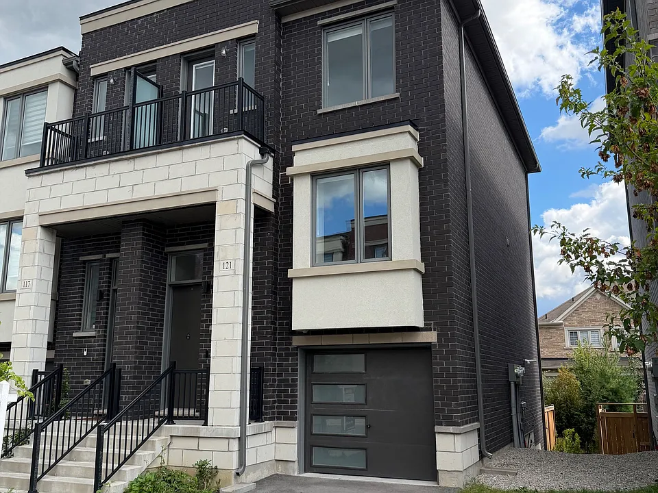 121 Rattenbury Rd
