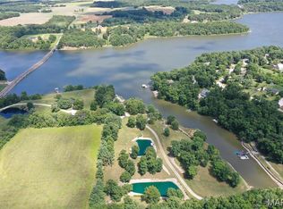 1 Fox Hollow Dr, Hillsboro, IL 62049