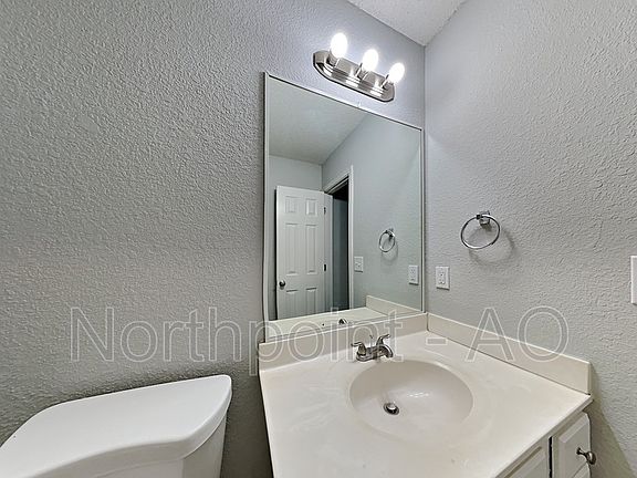 4th image of 309 NW Woodbury Dr