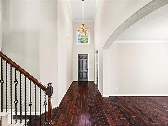 5th image of 35 Woodmoor Pl