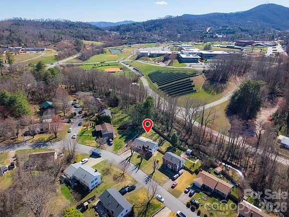 4th image of 14 Lynwood Cir
