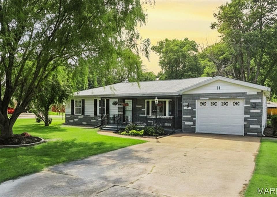 1st image of 11 Oak Dr