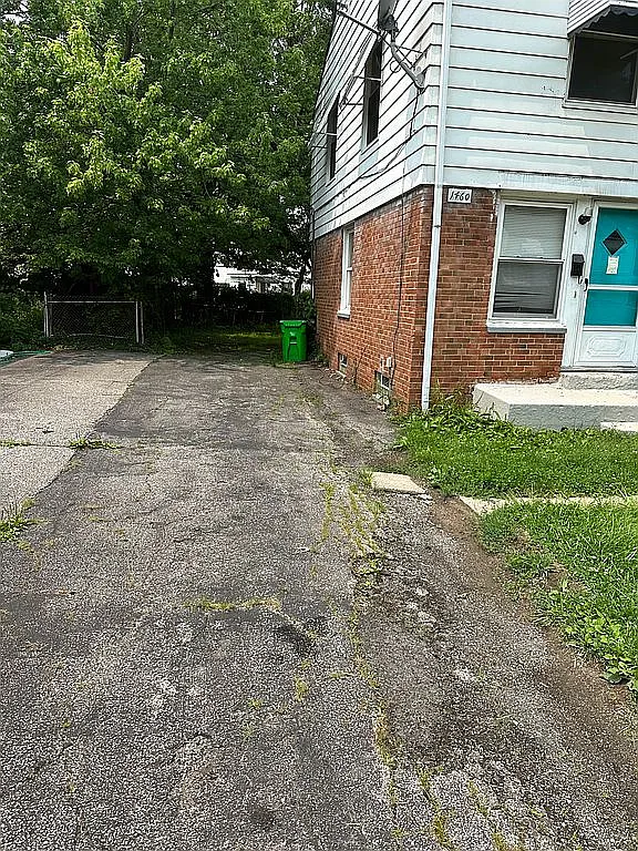 1460 E 250th St photo 1
