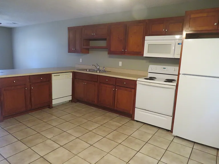204 Springfield Cir #B — Photo 3