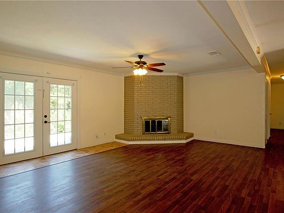 5th image of 419 Wooded Crest Dr