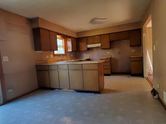 5th image of 945 Glenlake Dr