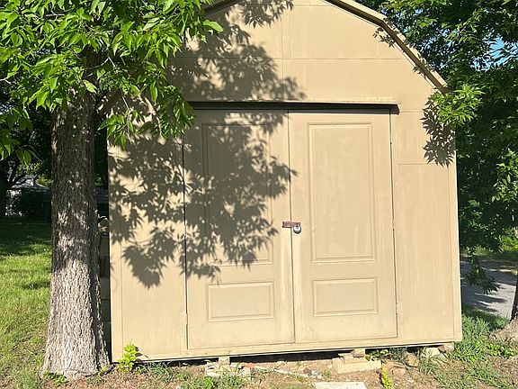 3rd image of 302 E Ada Ave