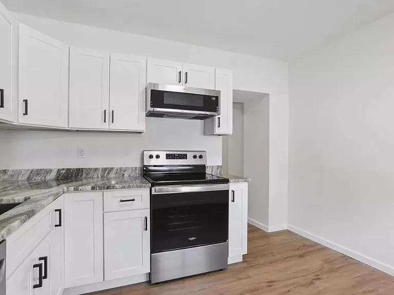 Shared Bathroom between Bedroom #1 & 2