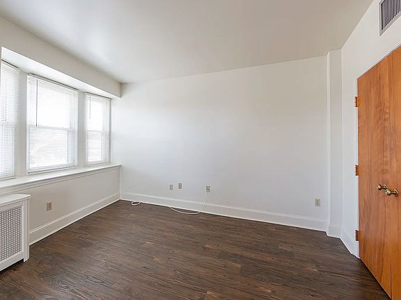 4th image of 876 W Lancaster Ave APT 21
