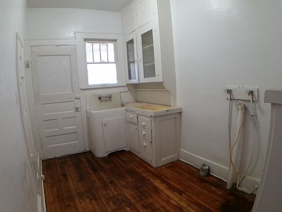 4th image of 124 SW 23rd St #1