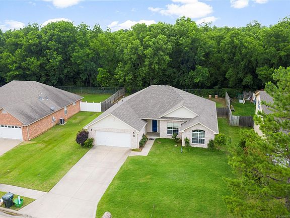 4th image of 2610 Parkwood Dr