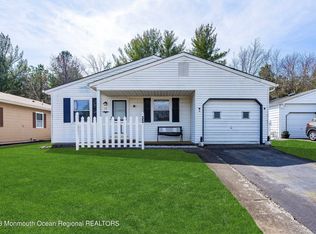 33 Freeport Ct, Toms River, NJ 08757