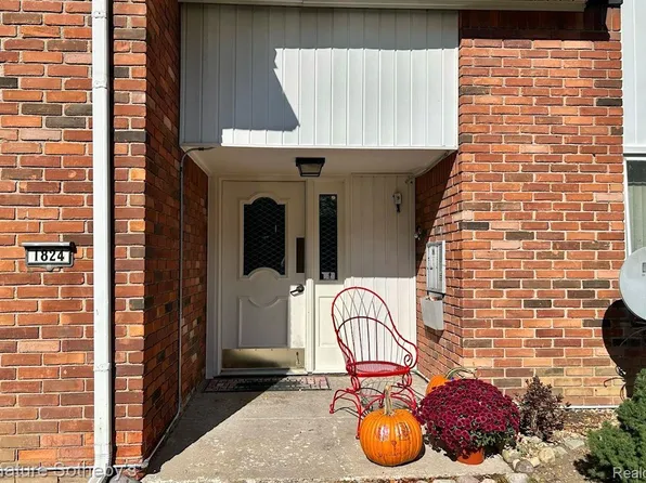 1824 Colonial Village Way APT 4, Waterford, MI 48328
