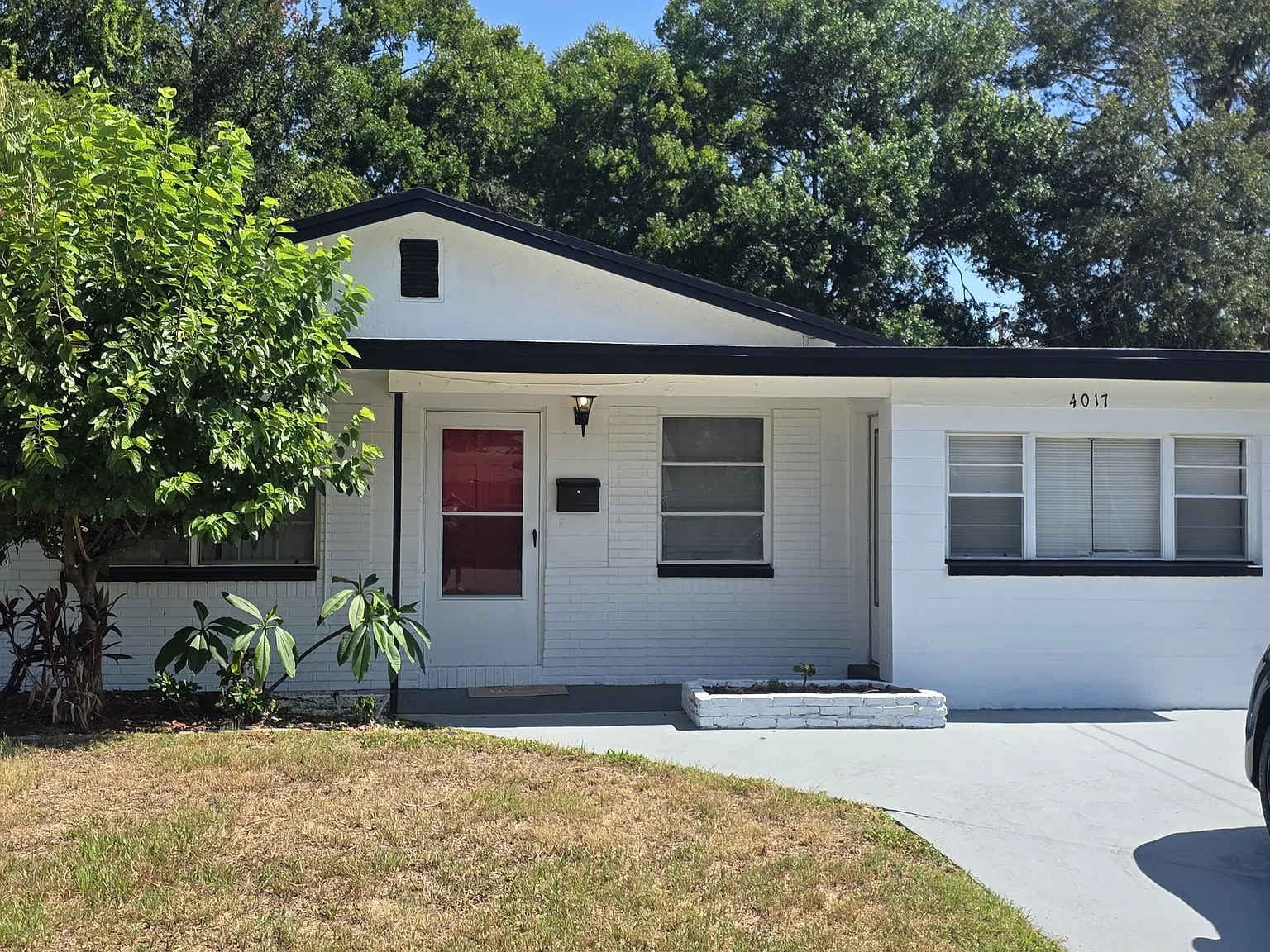 3 bed, 1200 sqft, $2,400 — Photo 2