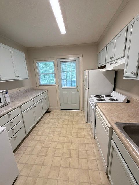 New Cabinets. New cooktop/oven. New refrigerator. Freshly painted