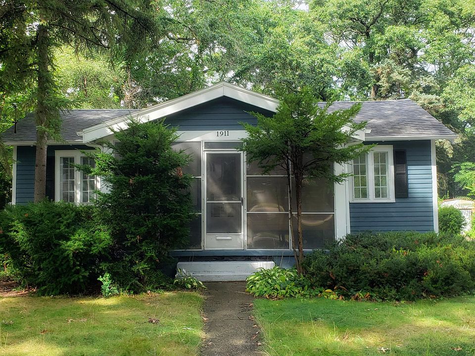 1st image of 1911 Newark Ave SE