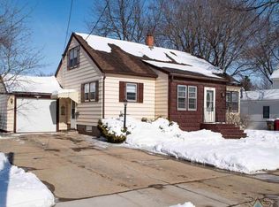 222 W 3rd St, Canton, SD 57013