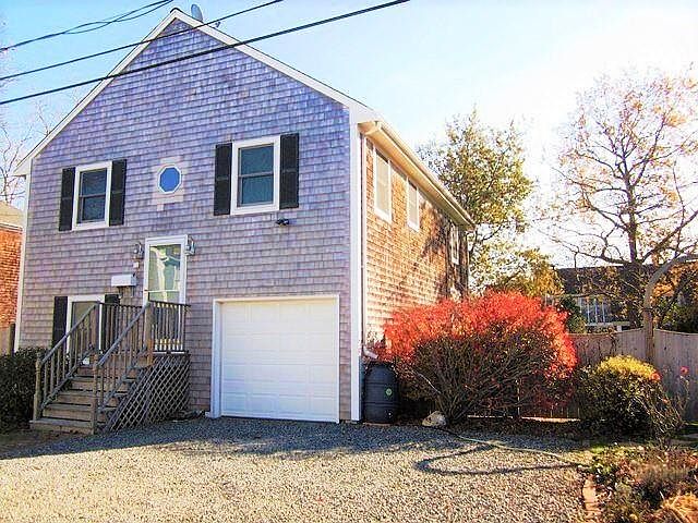 Front of house w. single garage & double driveway