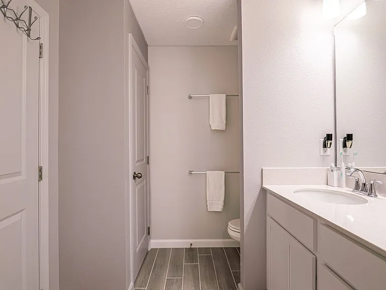 4902 Livingston Ln — Photo 25