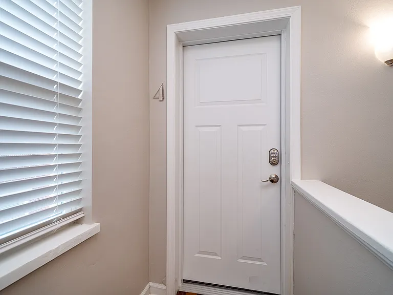 1126 Irving Ave #4 — Photo 18