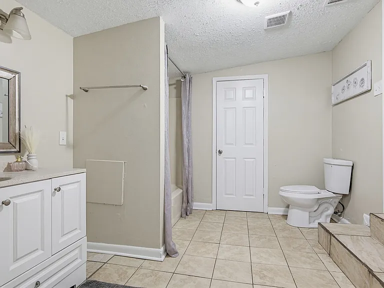 1095 Texas Pkwy — Photo 45