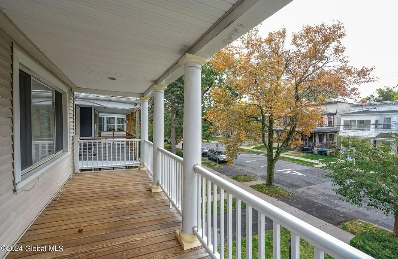 3 bed, 1200 sqft, $2,050 — Photo 2
