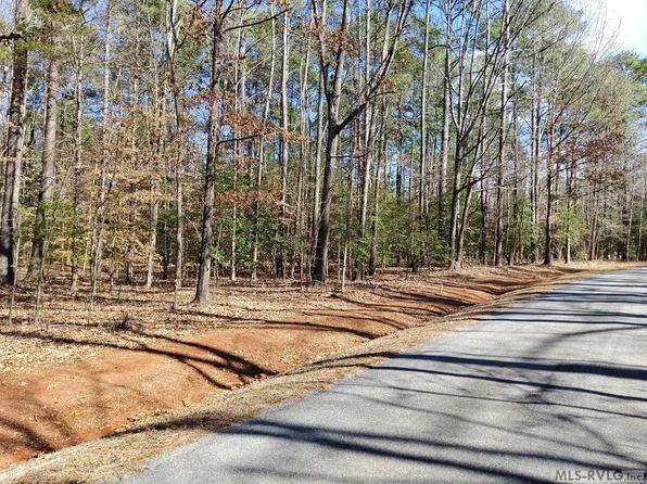 43 Lakeview Dr, Bracey, VA 23919