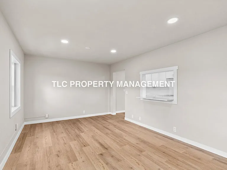 227 S 6th St — Photo 30