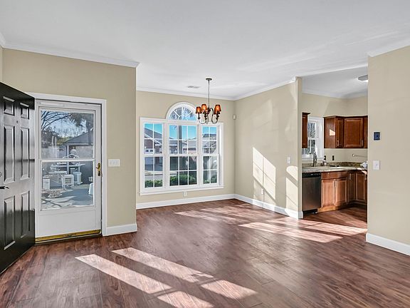 3rd image of 28 Tall Palmetto Ln