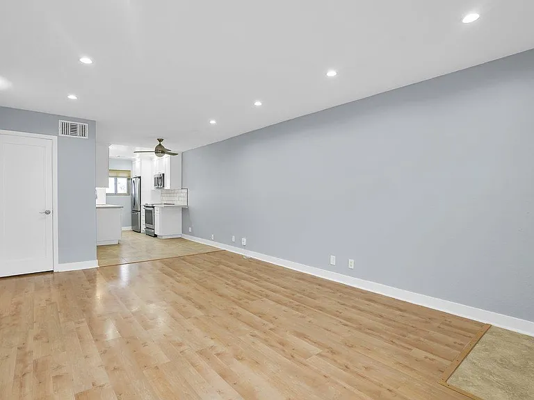 110 E Hillcrest Blvd #216 — Photo 5