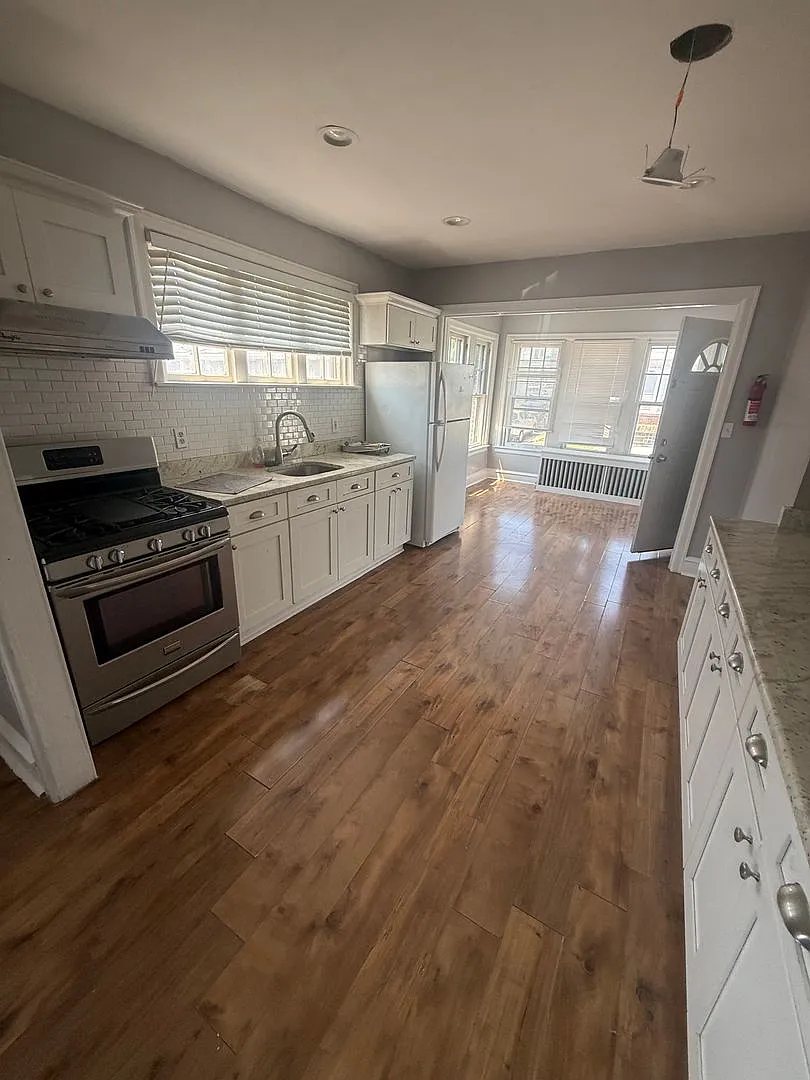 270 Rosemar Street — Photo 3