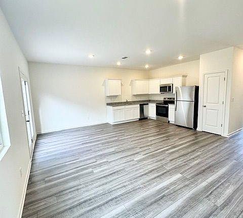3rd image of 502 Robson Dr